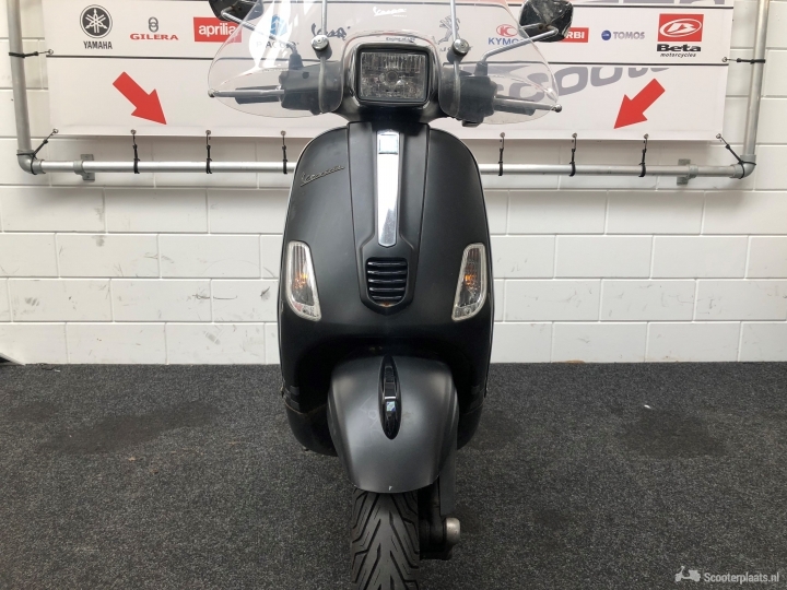 Vespa S matzwart