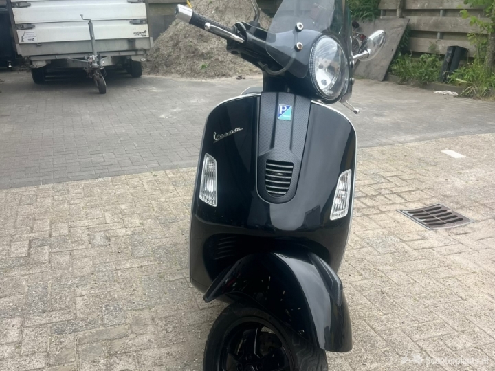 Vespa GTS Supersport 300 zwart