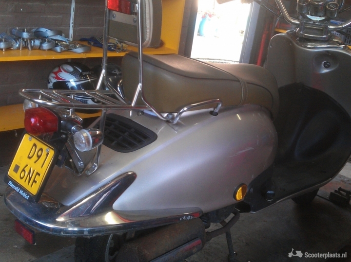 Retro scooter beige