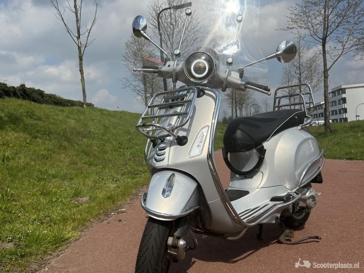 Vespa Primavera zilver