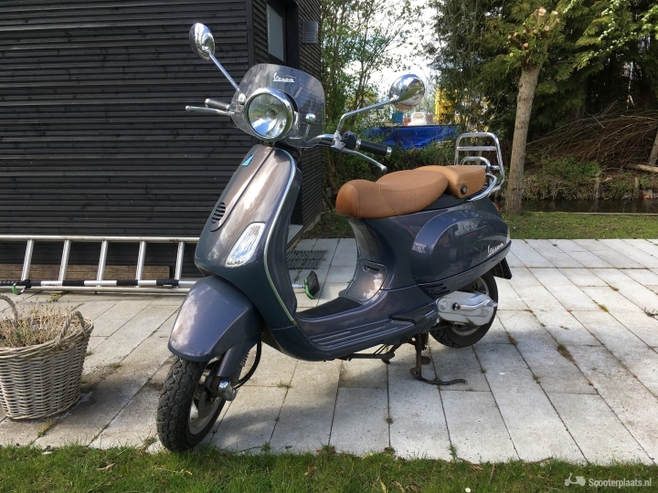 Vespa LXV grijs