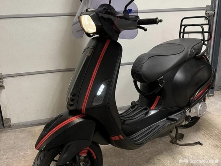 Vespa Sprint matzwart
