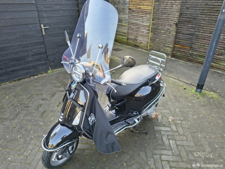 Vespa Primavera zwart