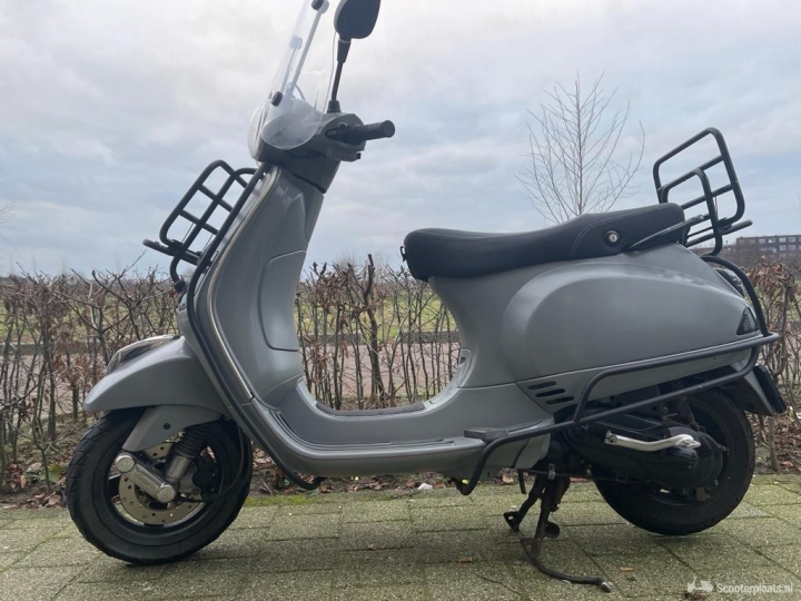 Vespa LX 50 grijs