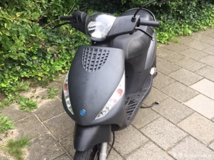 Piaggio Zip zwart