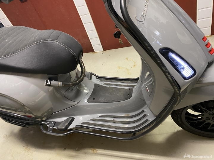 Vespa Sprint grijs