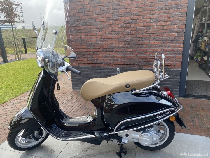 Vespa Primavera zwart