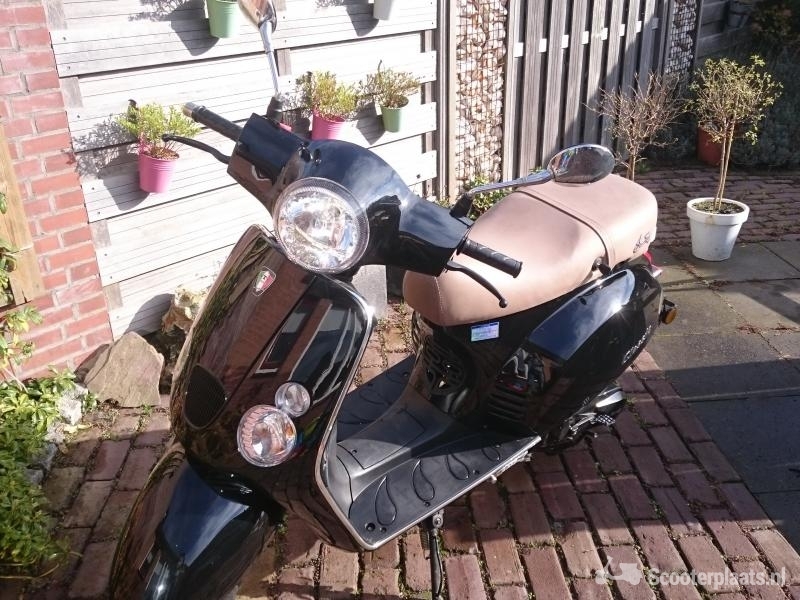 Retro scooter zwart