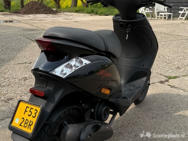 Piaggio Zip zwart