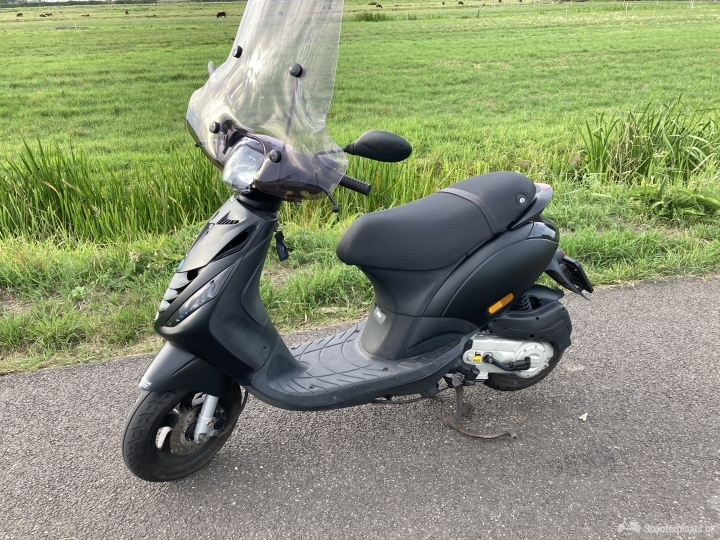 Piaggio Zip zwart