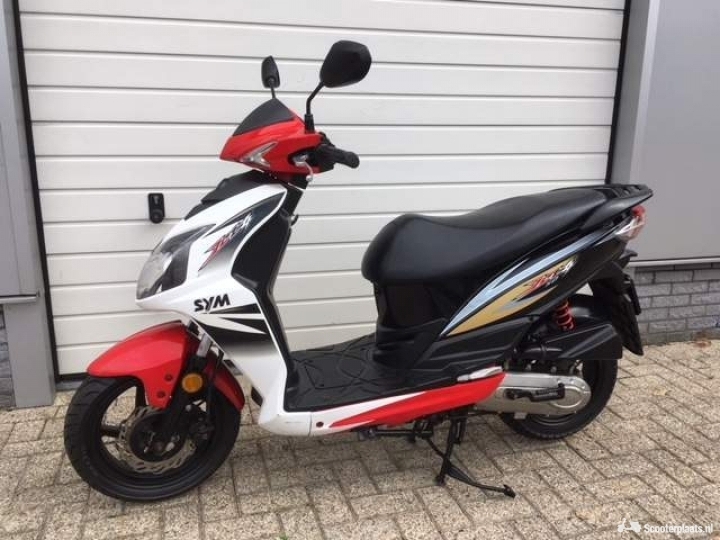 Sym Jet rood