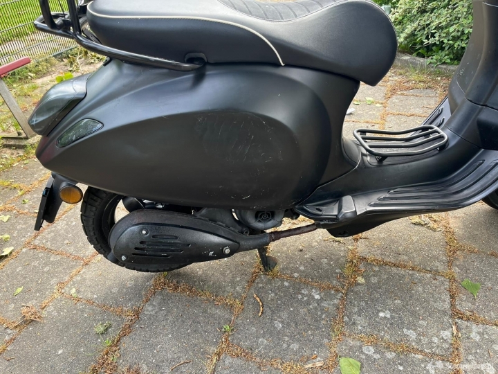 Vespa Sprint matzwart