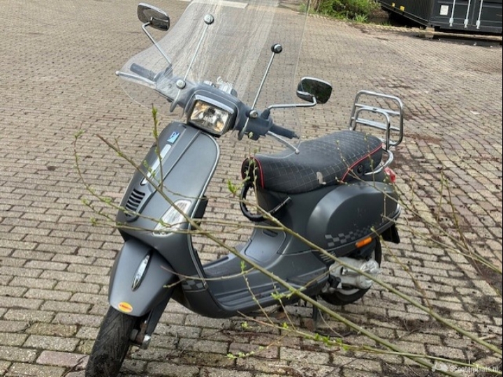 Vespa S grijs