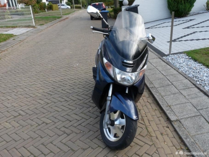 Suzuki Burgman blauw