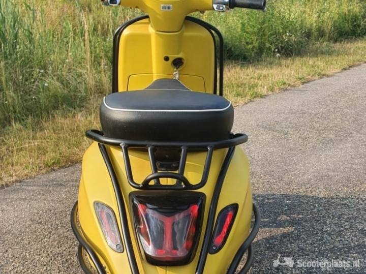 Vespa Sprint geel