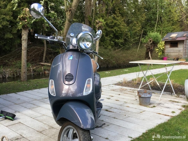 Vespa LXV grijs