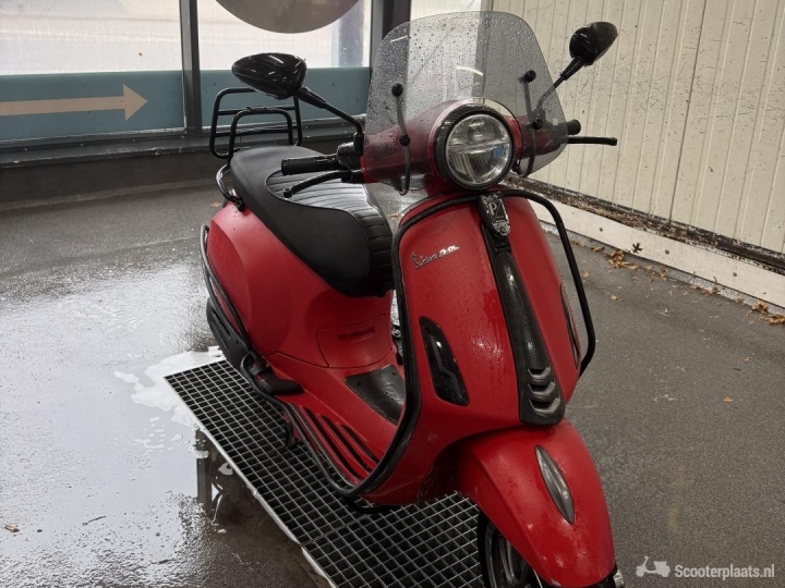 Vespa Primavera rood