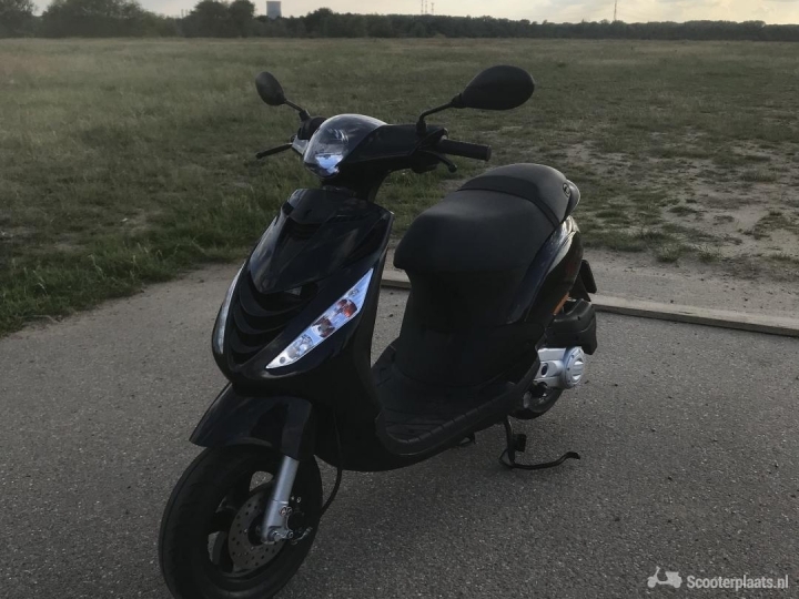 Piaggio Zip zwart