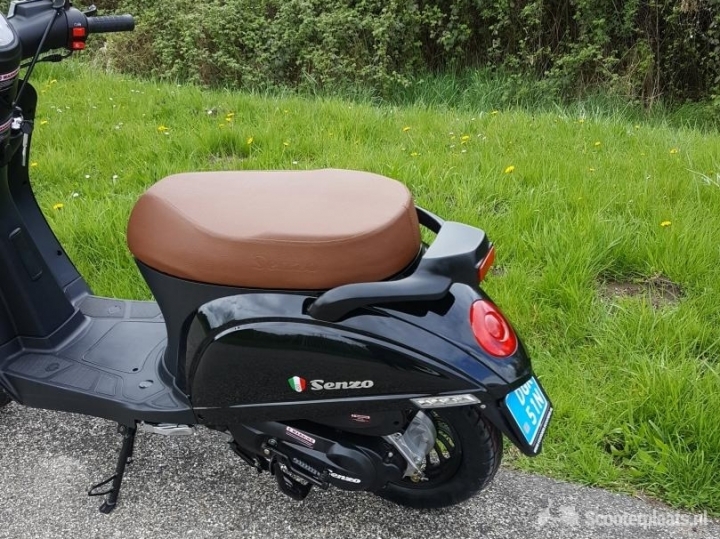 Retro scooter zwart