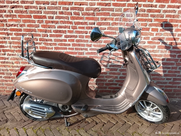 Vespa Primavera Touring bruin