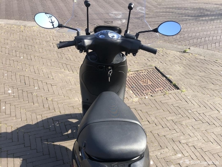 Piaggio Zip zwart