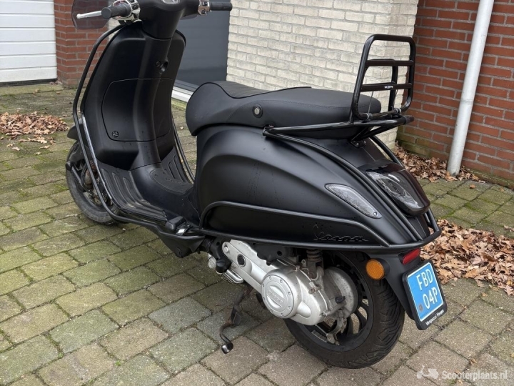 Vespa Sprint matzwart