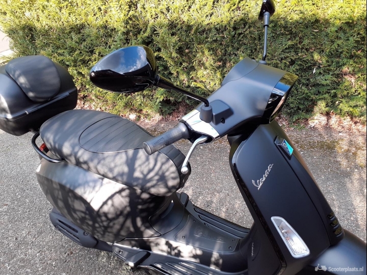 Vespa Sprint matzwart