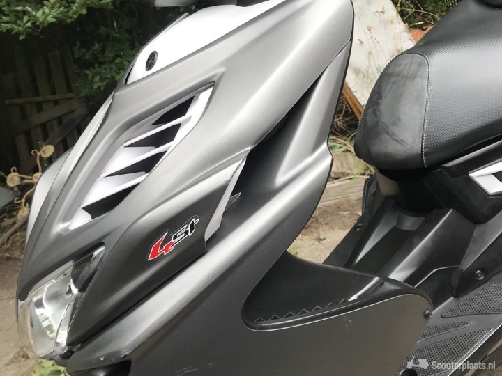 Yamaha Aerox grijs