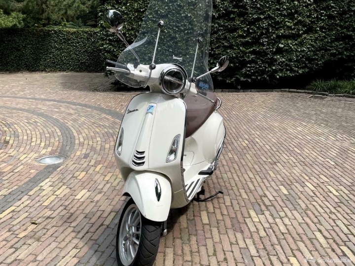 Vespa Primavera wit