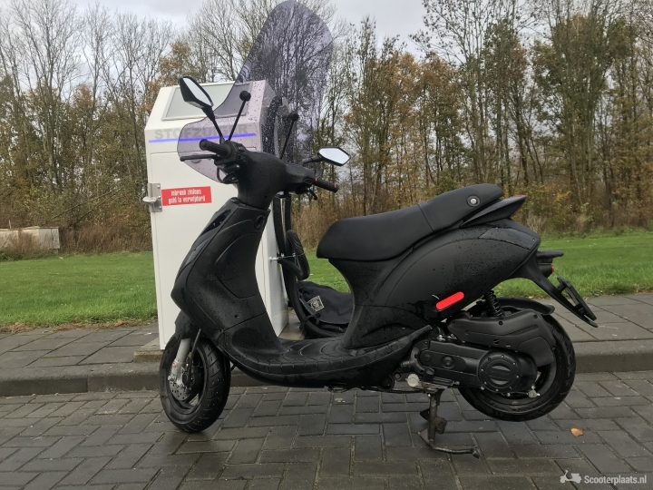 Piaggio Zip matzwart