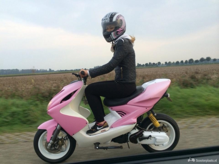 TE KOOP: Roze Yamaha Aerox - Scooterplaats