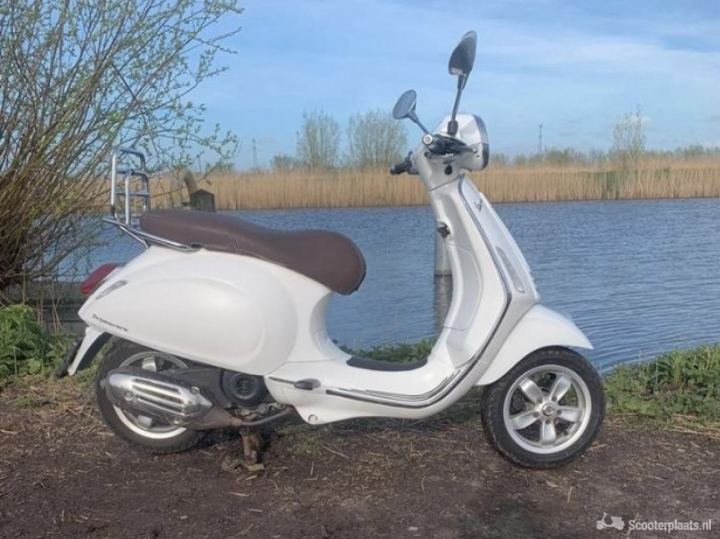 Vespa Primavera wit