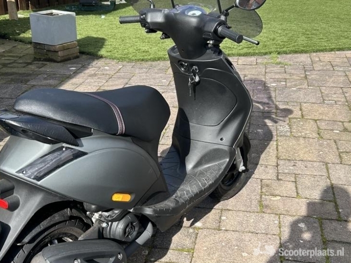 Piaggio Zip matzwart