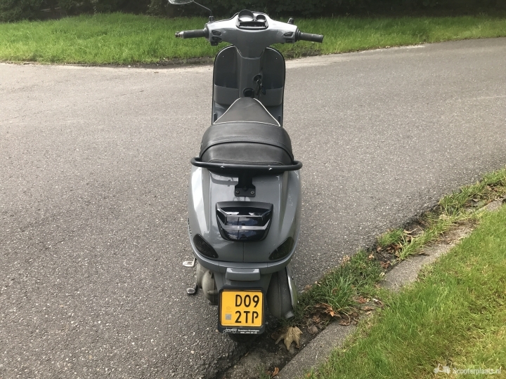 Vespa S grijs