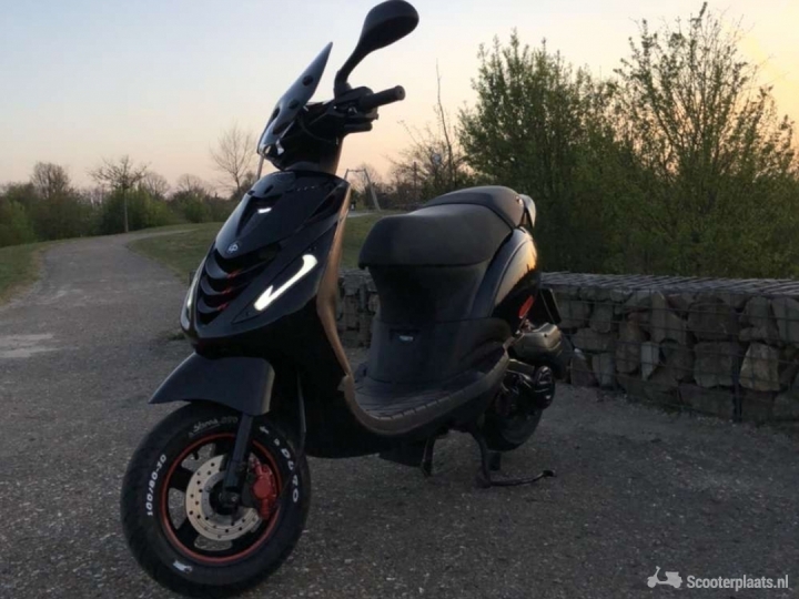 Piaggio Zip zwart