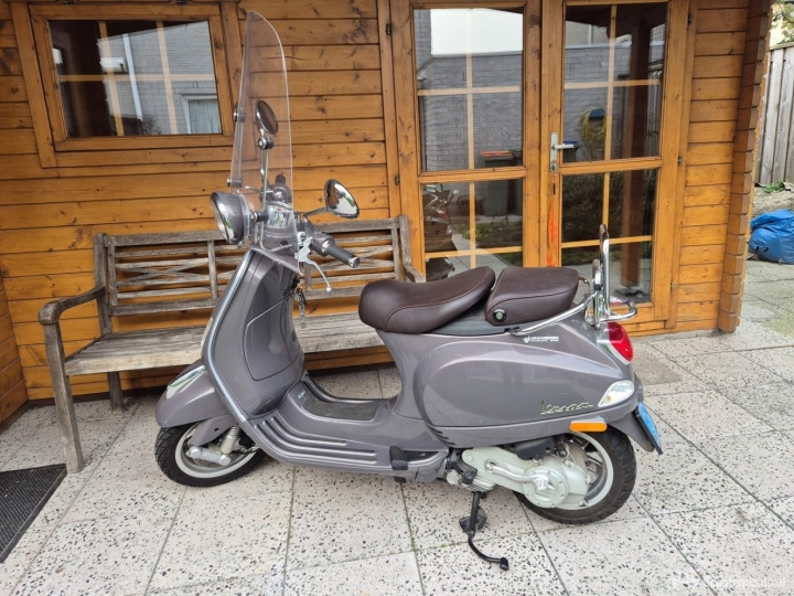 Vespa LXV grijs