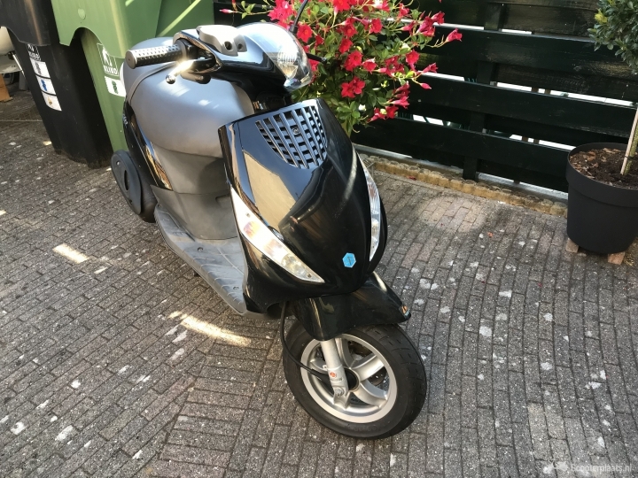 Piaggio Zip zwart