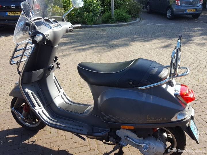 Vespa S grijs