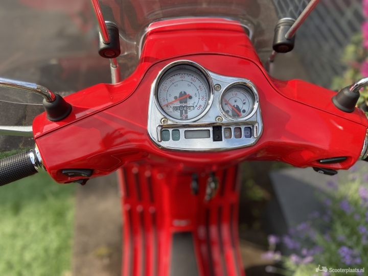 Vespa S rood