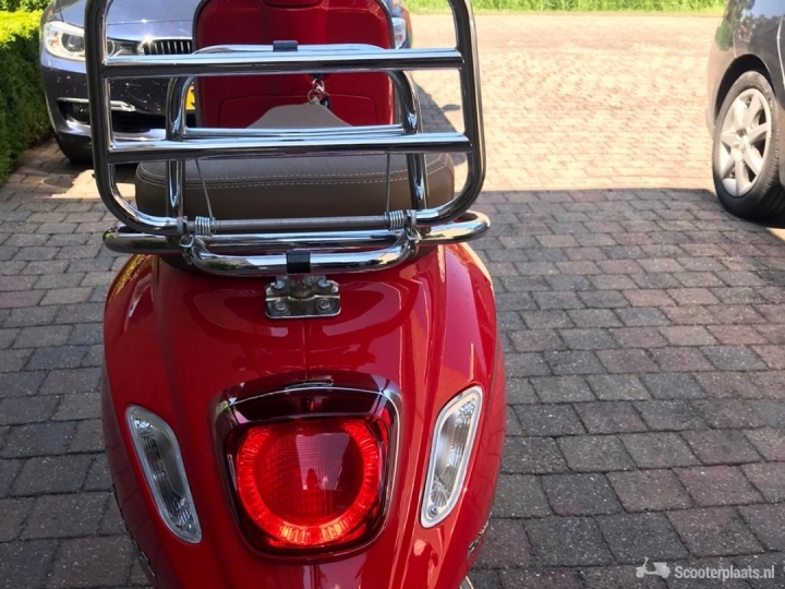 Vespa Primavera rood