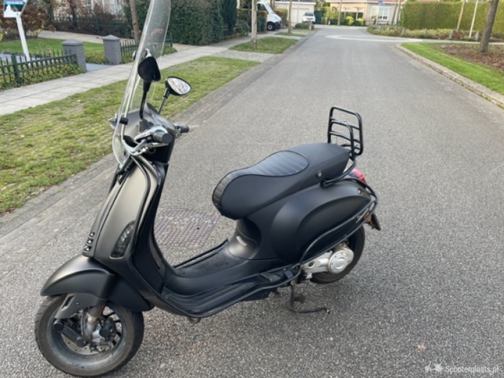 Vespa Sprint matzwart