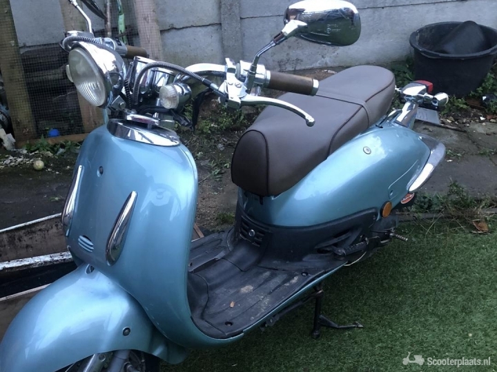 Retro scooter blauw