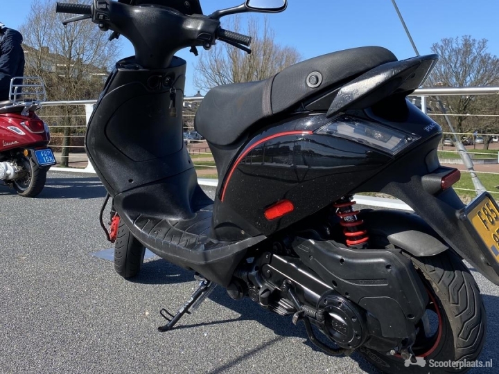 Piaggio Zip zwart