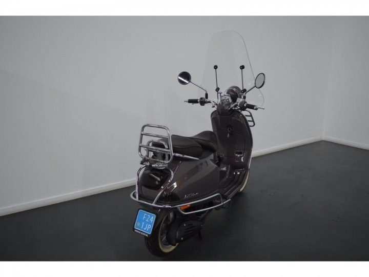 Vespa LXV bruin