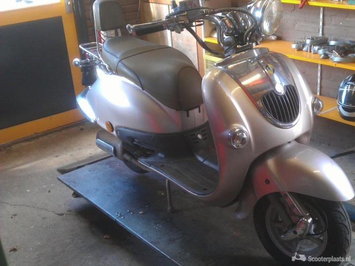Retro scooter beige