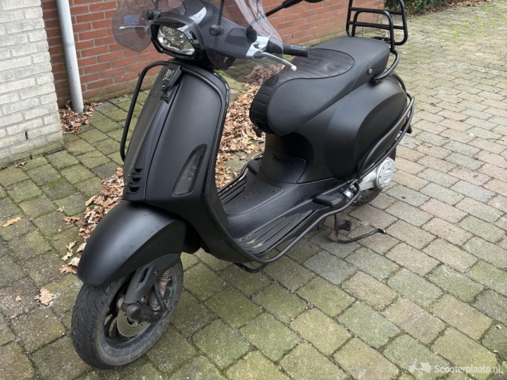 Vespa Sprint matzwart