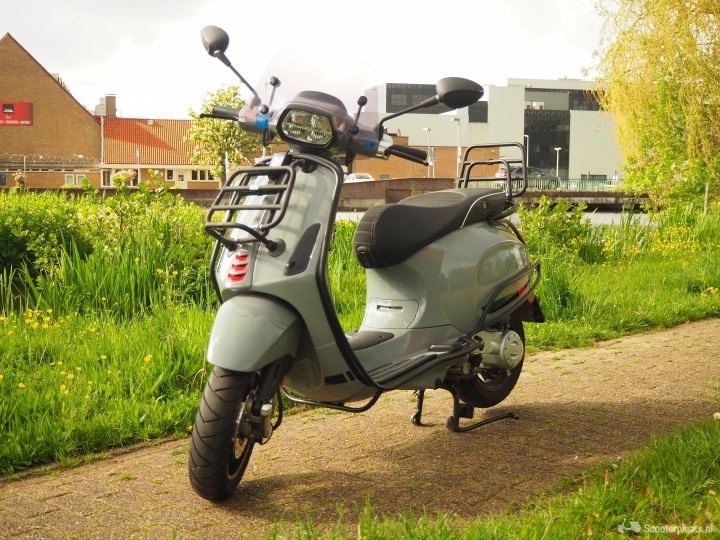 Vespa Sprint grijs