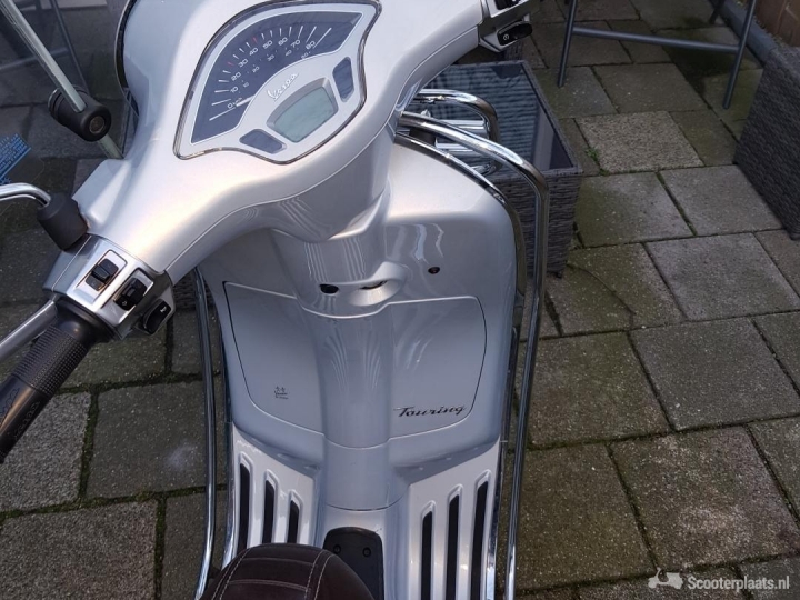 Vespa Primavera Touring zilver