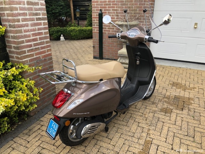 Vespa Primavera bruin