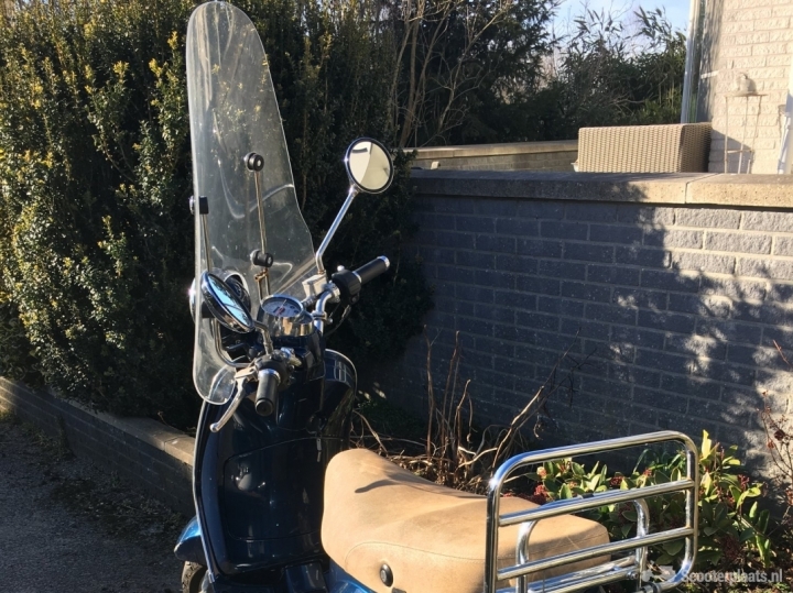 Vespa LXV blauw